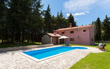 Villa with private pool in natural setting, 3 bedrooms, Wi-Fi