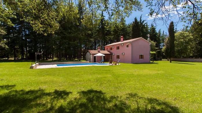 Villa with private pool in natural setting, 3 bedrooms, Wi-Fi, 2