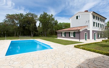 Completly fenced villa with pool, 6 bedrooms, billiards, WiFi