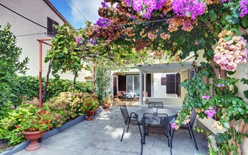 The family house in Pomer offers accommodation in nice apartments