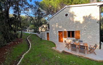 Villa in Pula, only 40m from the beach, for 10 persons