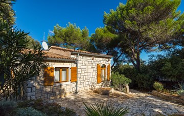 Villa in Pula, only 40m from the beach, for 10 persons