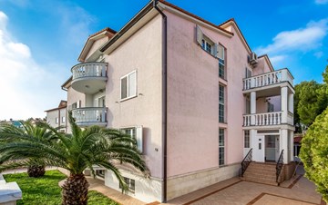 Villa bietet moderne & geschmackvoll eingerichtete Apartments