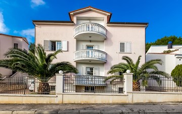 Bella villa offre appartamenti moderni e ben arredati a Pula