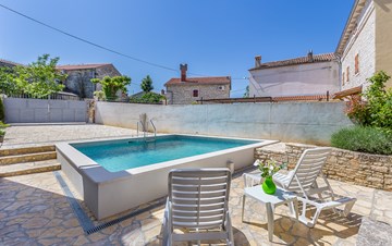 Villa with private pool, located in a quiet setting