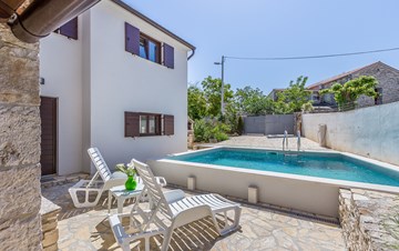 Villa with private pool, located in a quiet setting