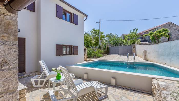 Villa with private pool, located in a quiet setting, 5