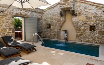 Rustikale Villa mit 2 Schlafzimmern, privatem Pool, WLAN, Grill