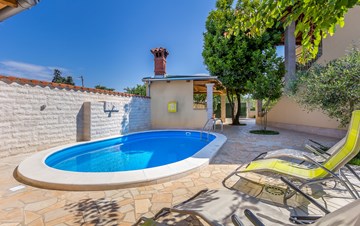 Villa with private pool, balcony and terrace with barbecue
