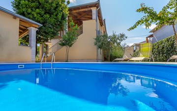 Villa con piscina privata, balcone e terrazza con barbecue