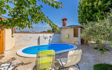 Villa mit Privater Pool, Balkon, Terrasse und Grill