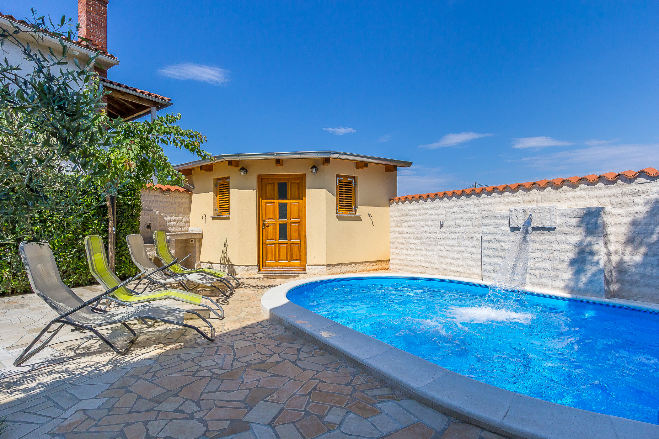 Villa con piscina privata, balcone e terrazza con barbecue