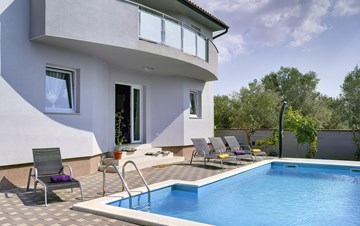 Villa con piscina, moderna e completamente attrezzata, su 2 piani