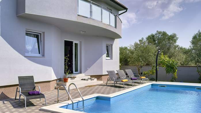 Villa con piscina, moderna e completamente attrezzata, su 2 piani, 4