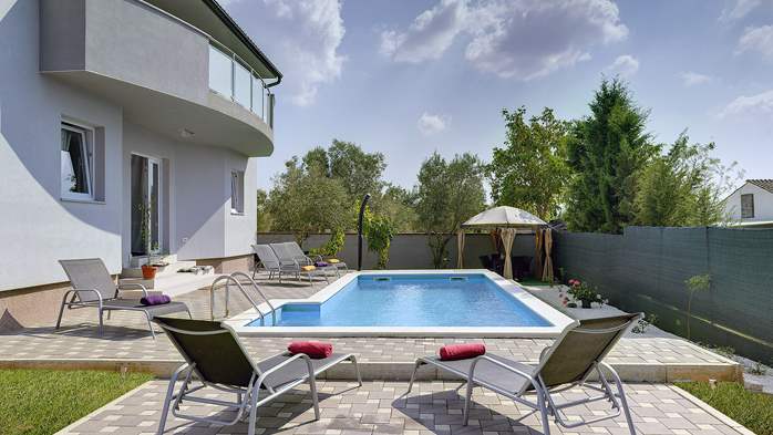 Villa con piscina, moderna e completamente attrezzata, su 2 piani, 5