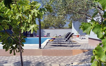 Moderne und voll ausgestattete villa auf 2 Etagen, mit Schwimbad