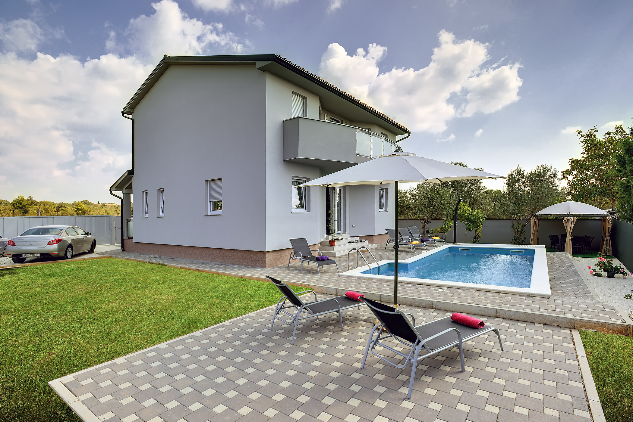 Moderne und voll ausgestattete villa auf 2 Etagen, mit Schwimbad