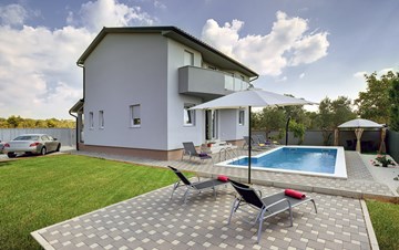 Villa con piscina, moderna e completamente attrezzata, su 2 piani