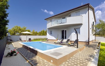 Moderne und voll ausgestattete villa auf 2 Etagen, mit Schwimbad