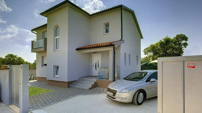 Modern and fully equipped villa on two floors, with private pool, 7