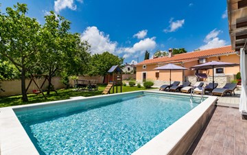 Eco friendly villa con piscina riscaldata a Žminj, parco giochi
