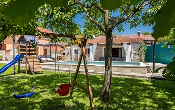 Eco friendly villa con piscina riscaldata a Žminj, parco giochi