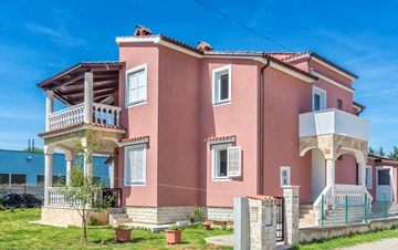Lijepa kuća na ograđenom imanju s natkrivenom terasom i roštiljem