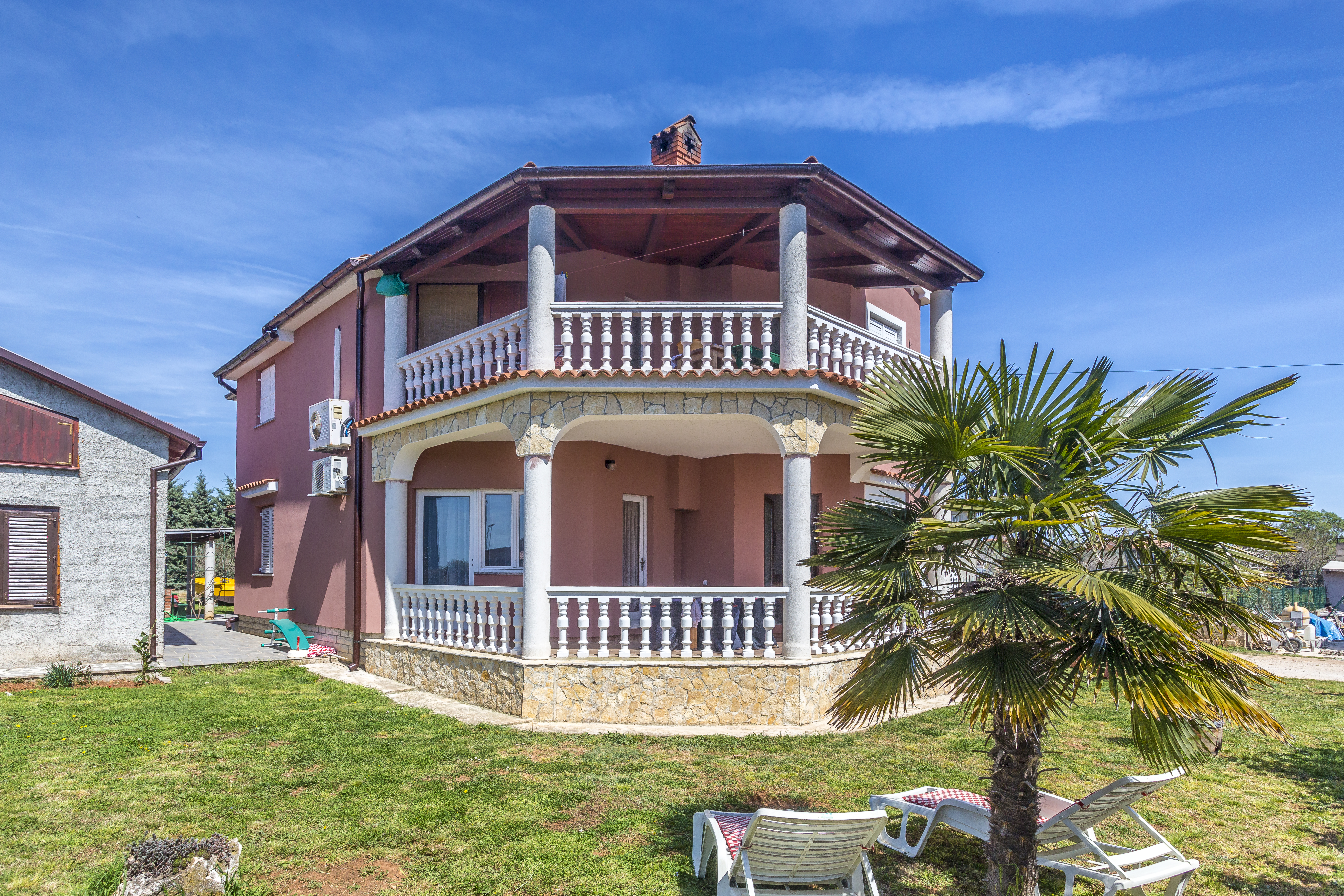 Beautiful house on fenced property, with covered terrace and BBQ