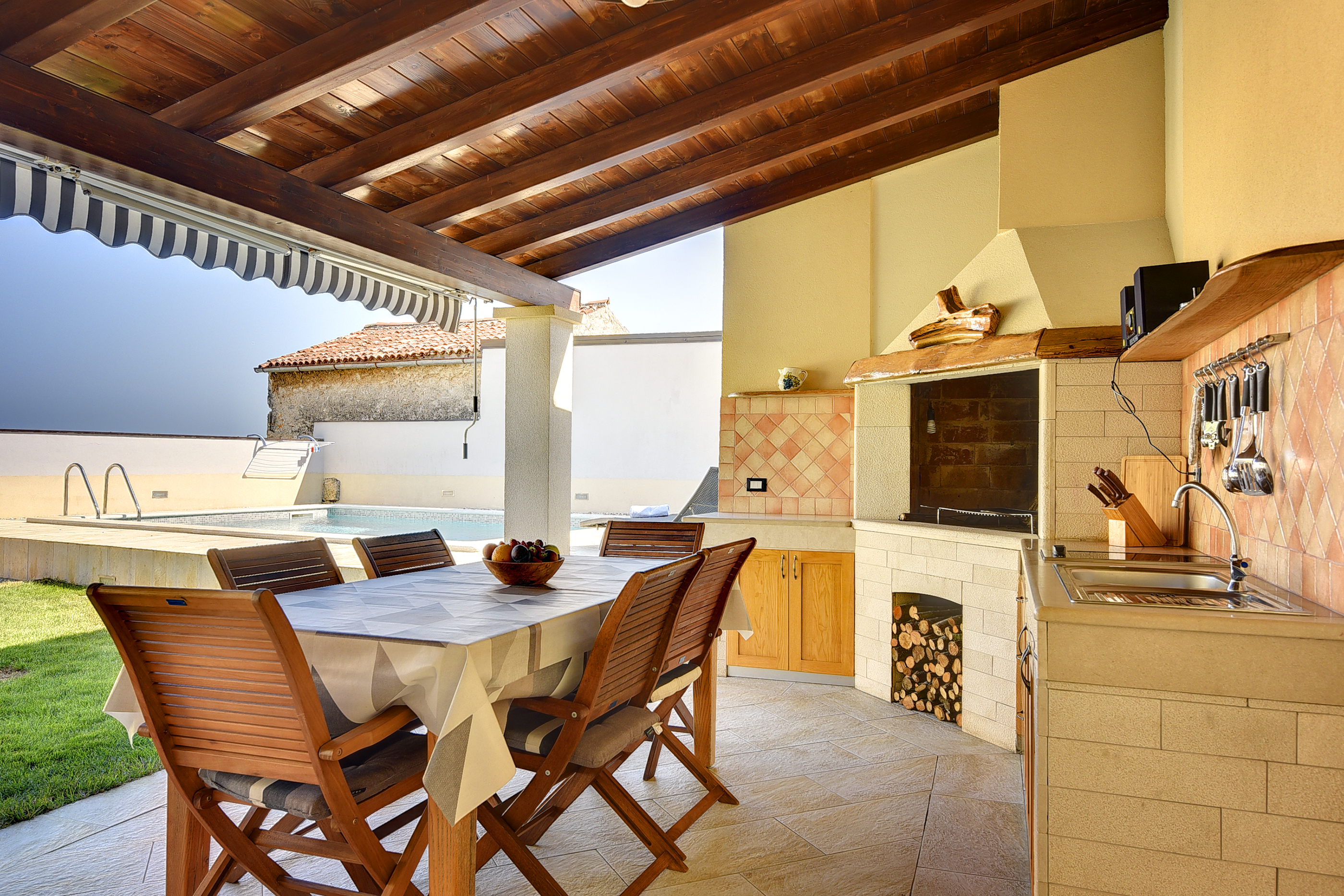 Moderne Villa auf zwei Etagen, mit Freibad, in der Nähe von Pula