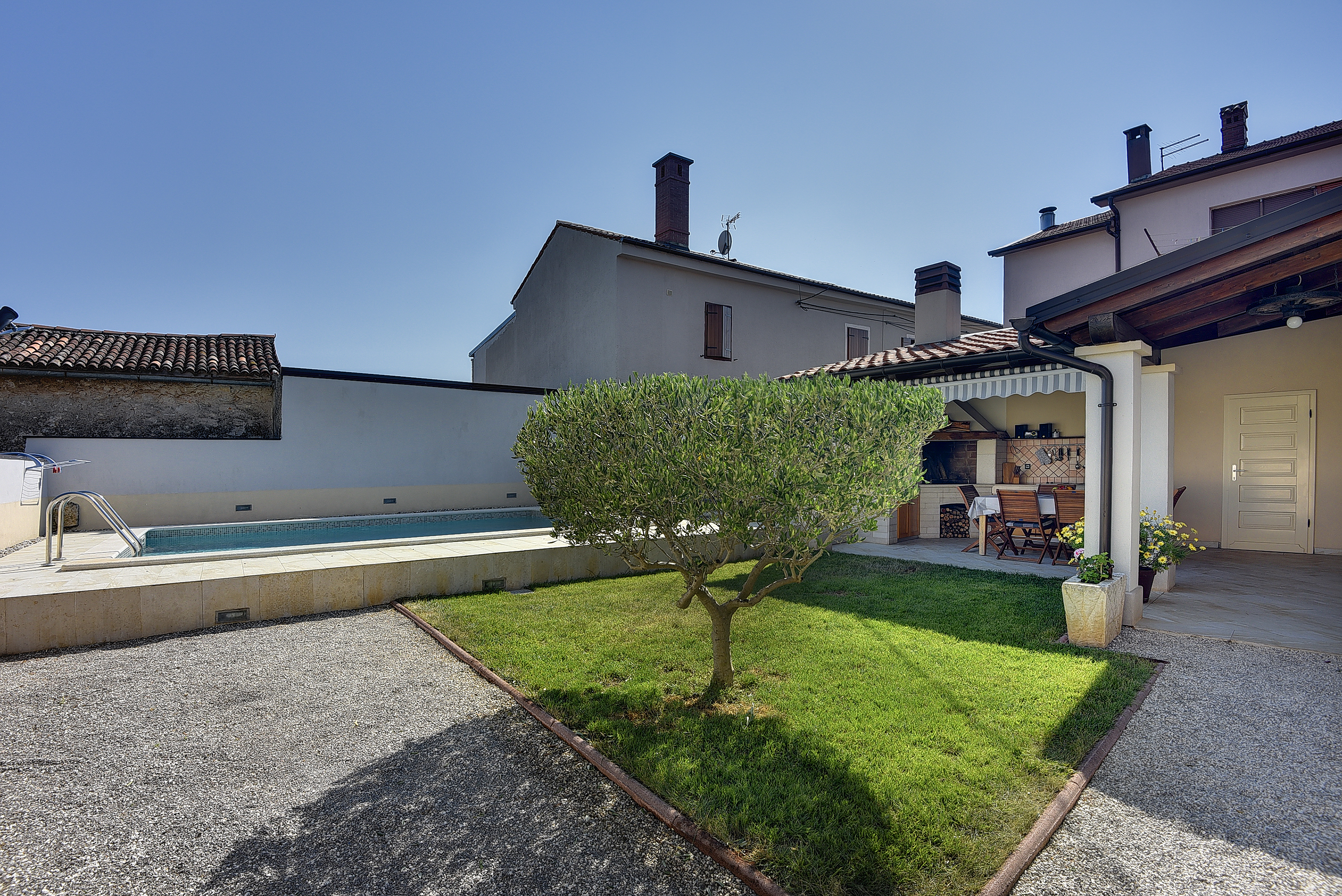 Moderne Villa auf zwei Etagen, mit Freibad, in der Nähe von Pula