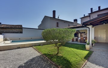 Villa moderna su due piani, con piscina, vicino a Pola