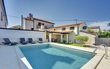 Modern villa on two floors, with pool, close to Pula
