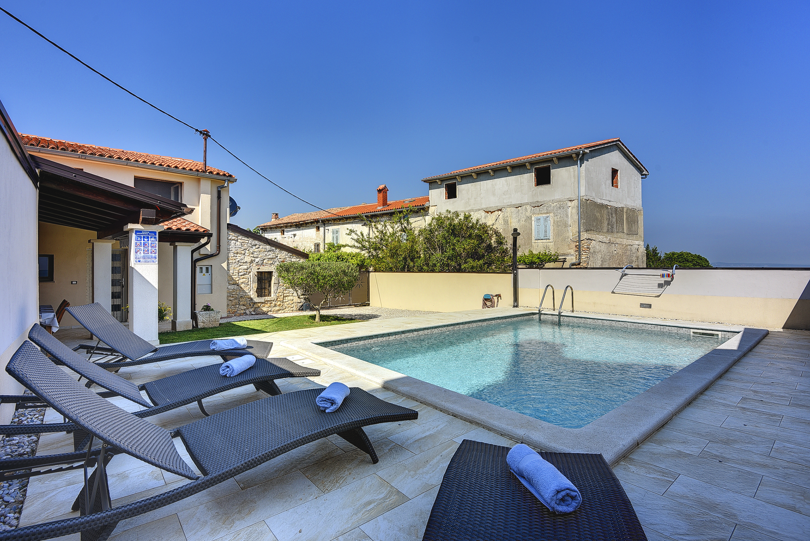 Moderne Villa auf zwei Etagen, mit Freibad, in der Nähe von Pula