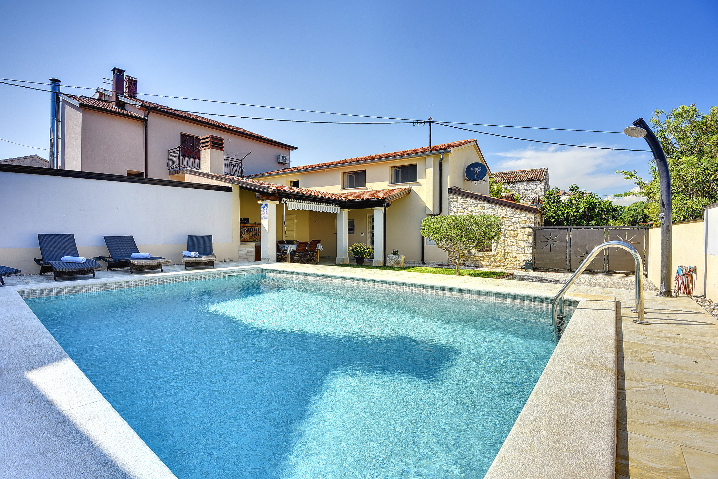 Moderne Villa auf zwei Etagen, mit Freibad, in der Nähe von Pula