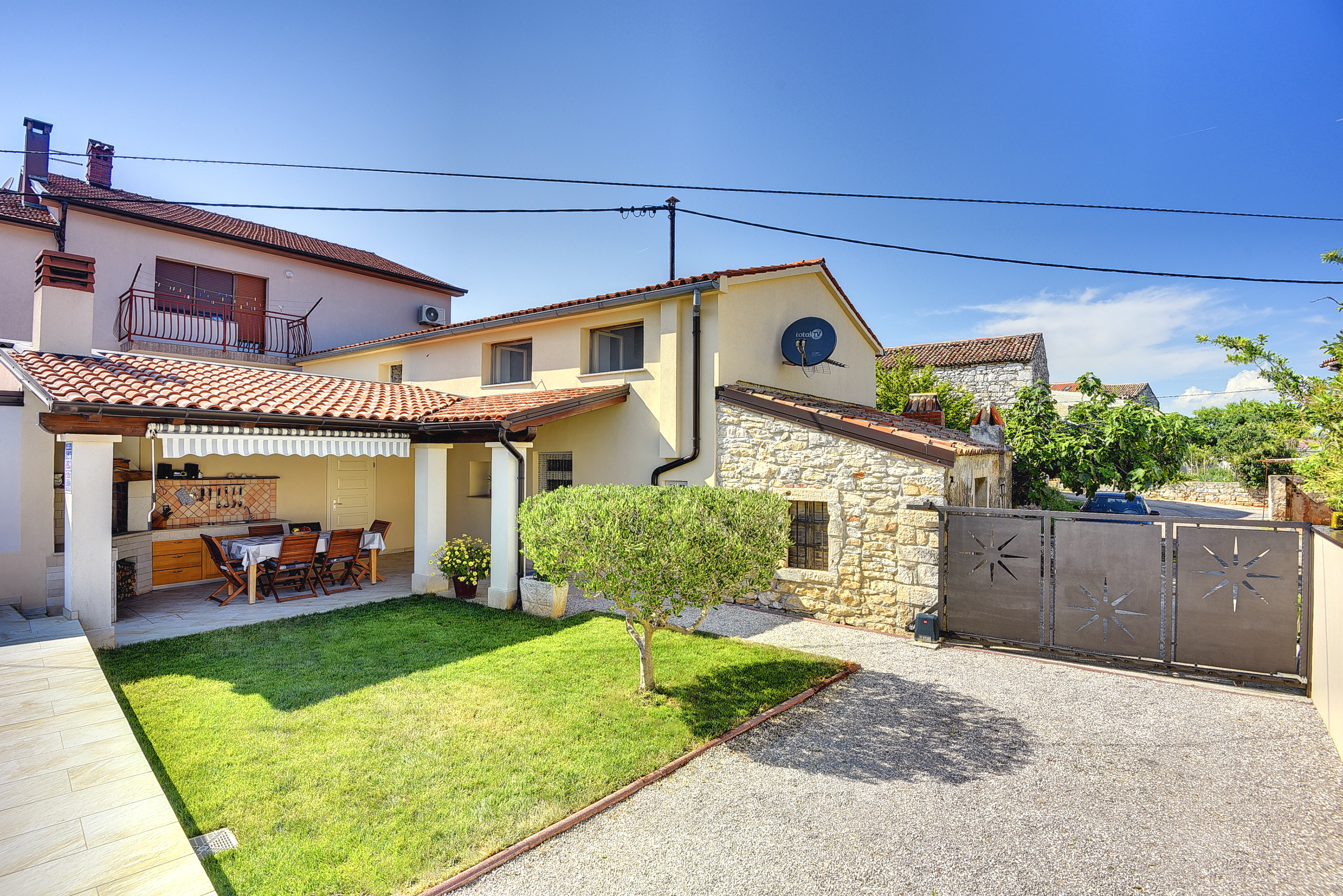 Moderne Villa auf zwei Etagen, mit Freibad, in der Nähe von Pula