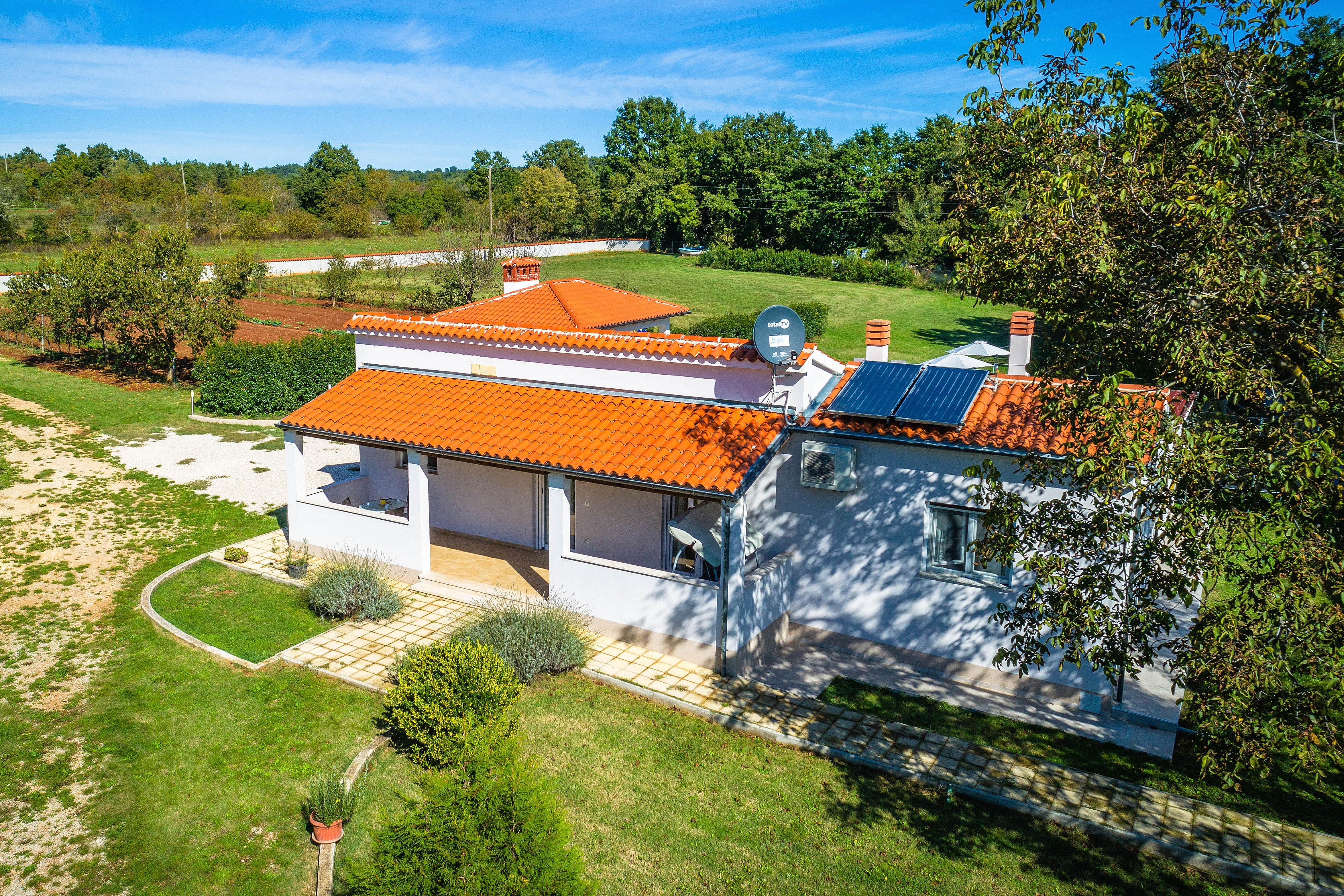 Ferienhaus mit Pool mit Whirlpool und Kinderspielplatz