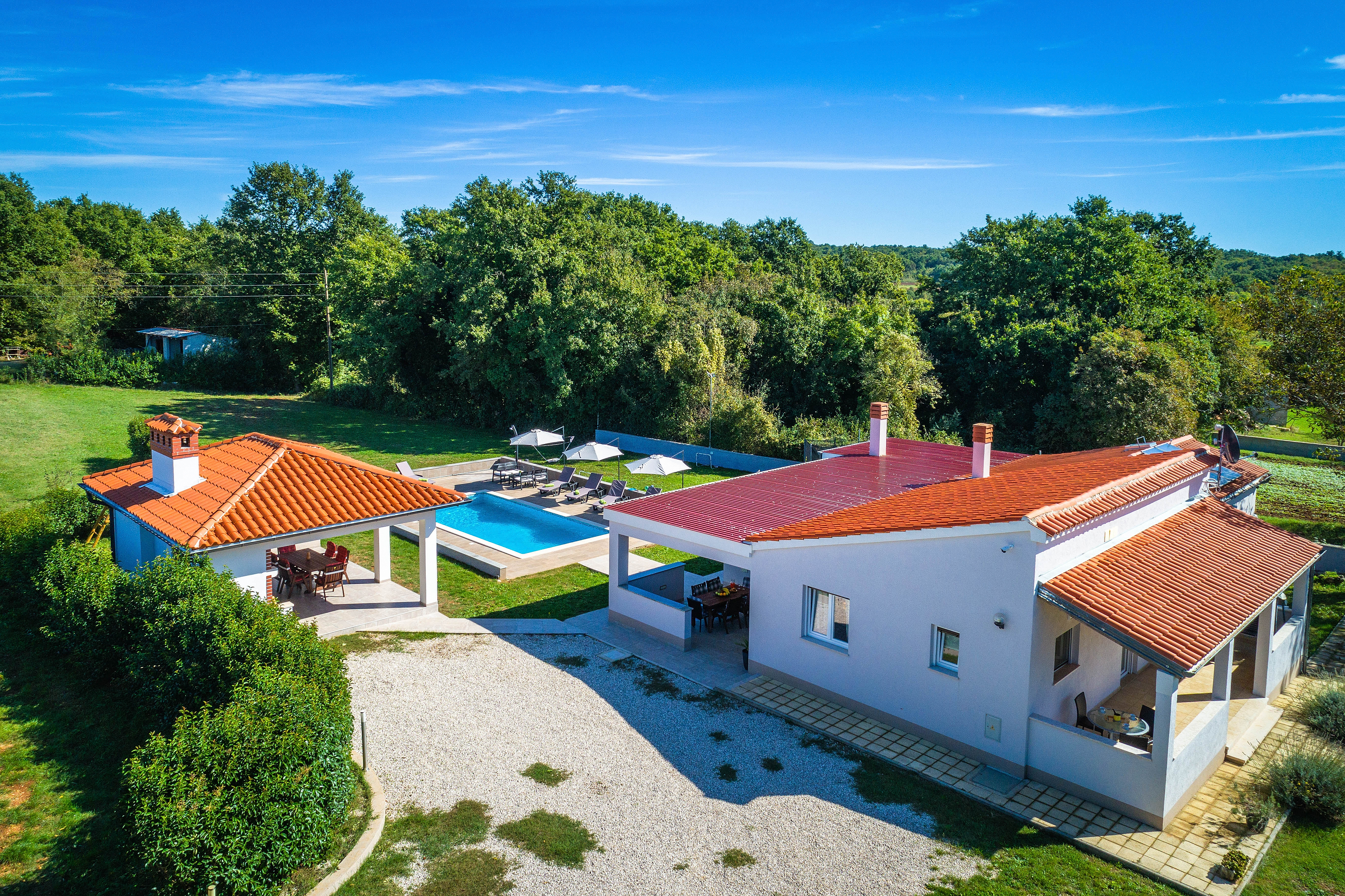 Ferienhaus mit Pool mit Whirlpool und Kinderspielplatz