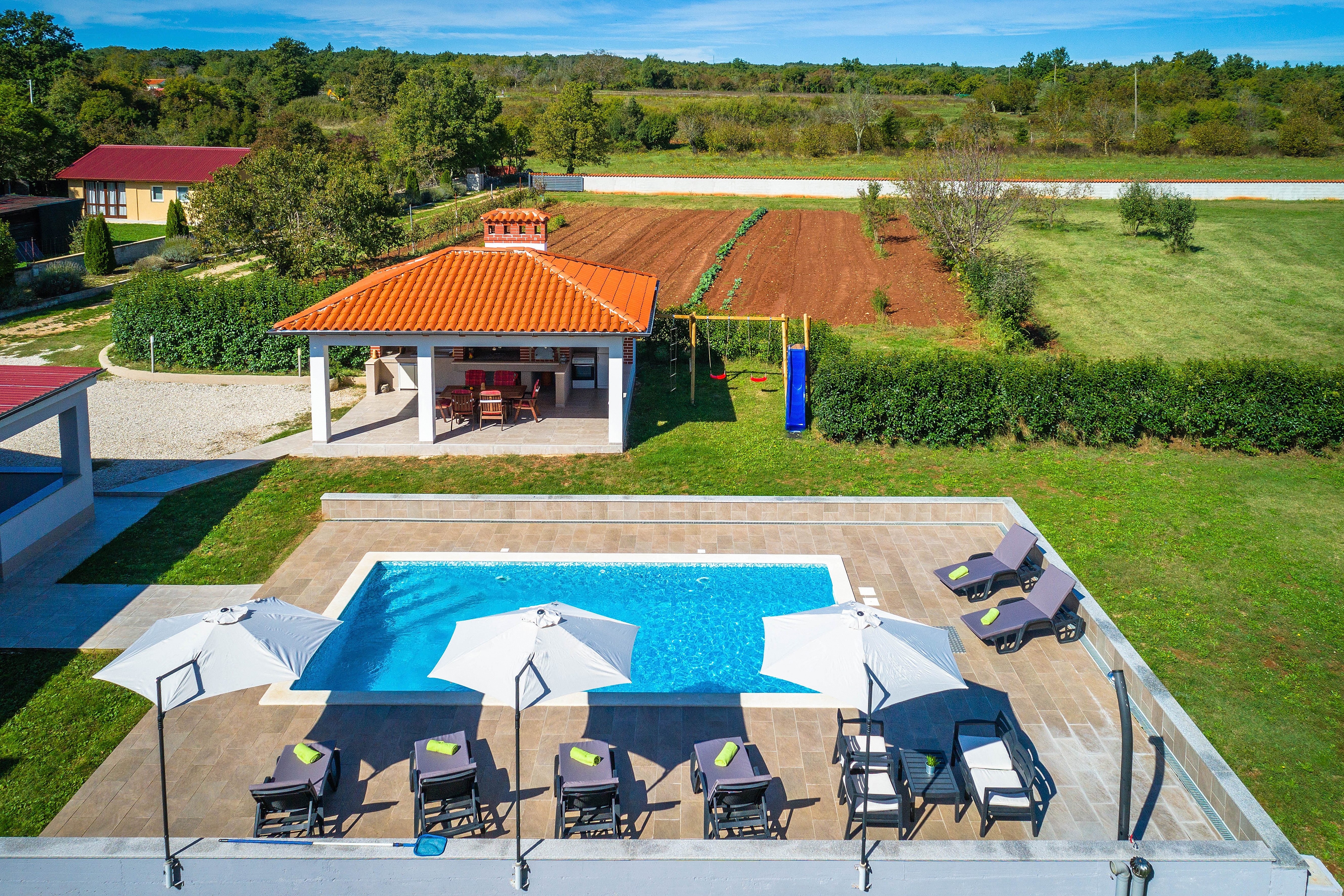 Ferienhaus mit Pool mit Whirlpool und Kinderspielplatz