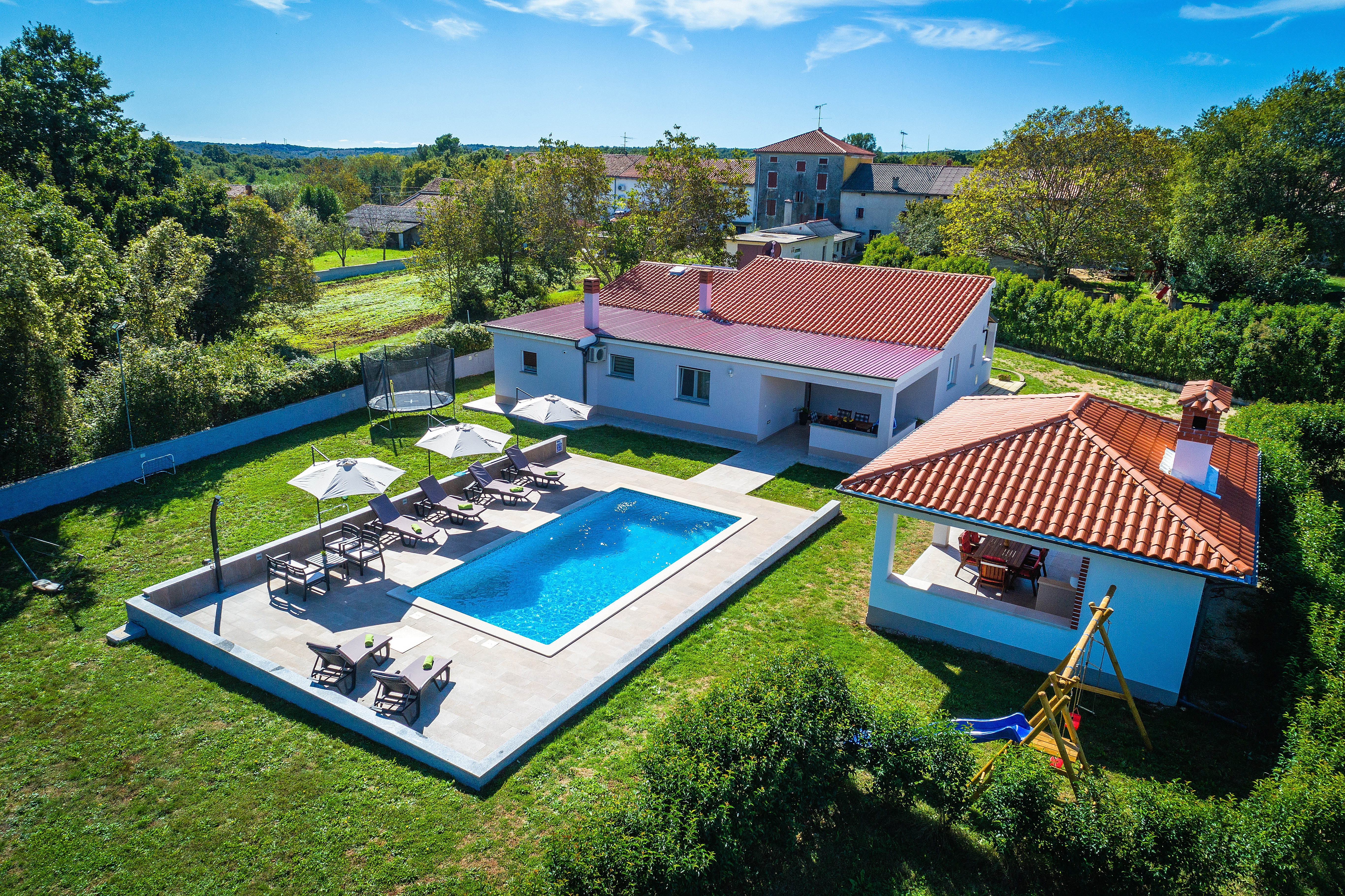 Ferienhaus mit Pool mit Whirlpool und Kinderspielplatz