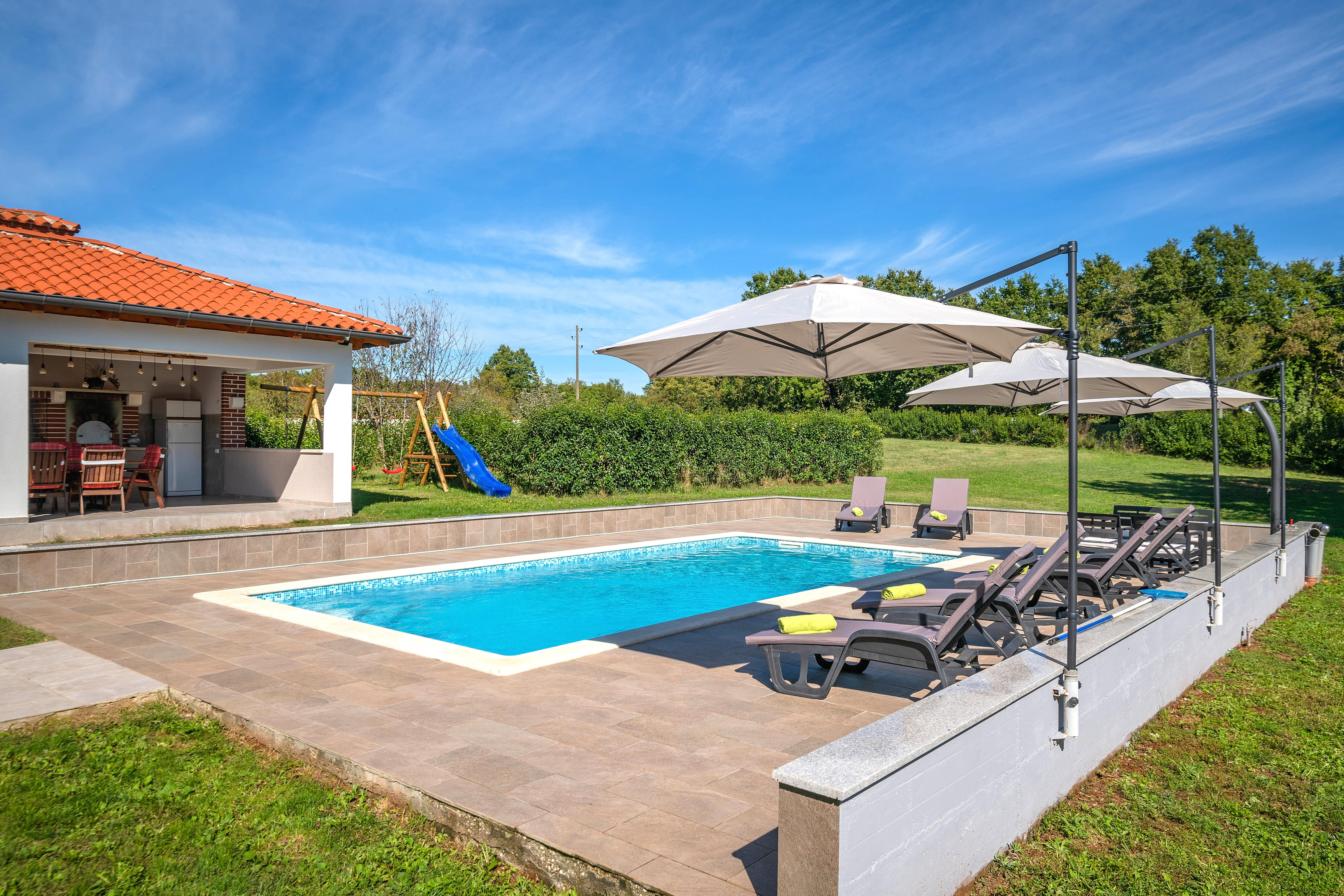 Ferienhaus mit Pool mit Whirlpool und Kinderspielplatz