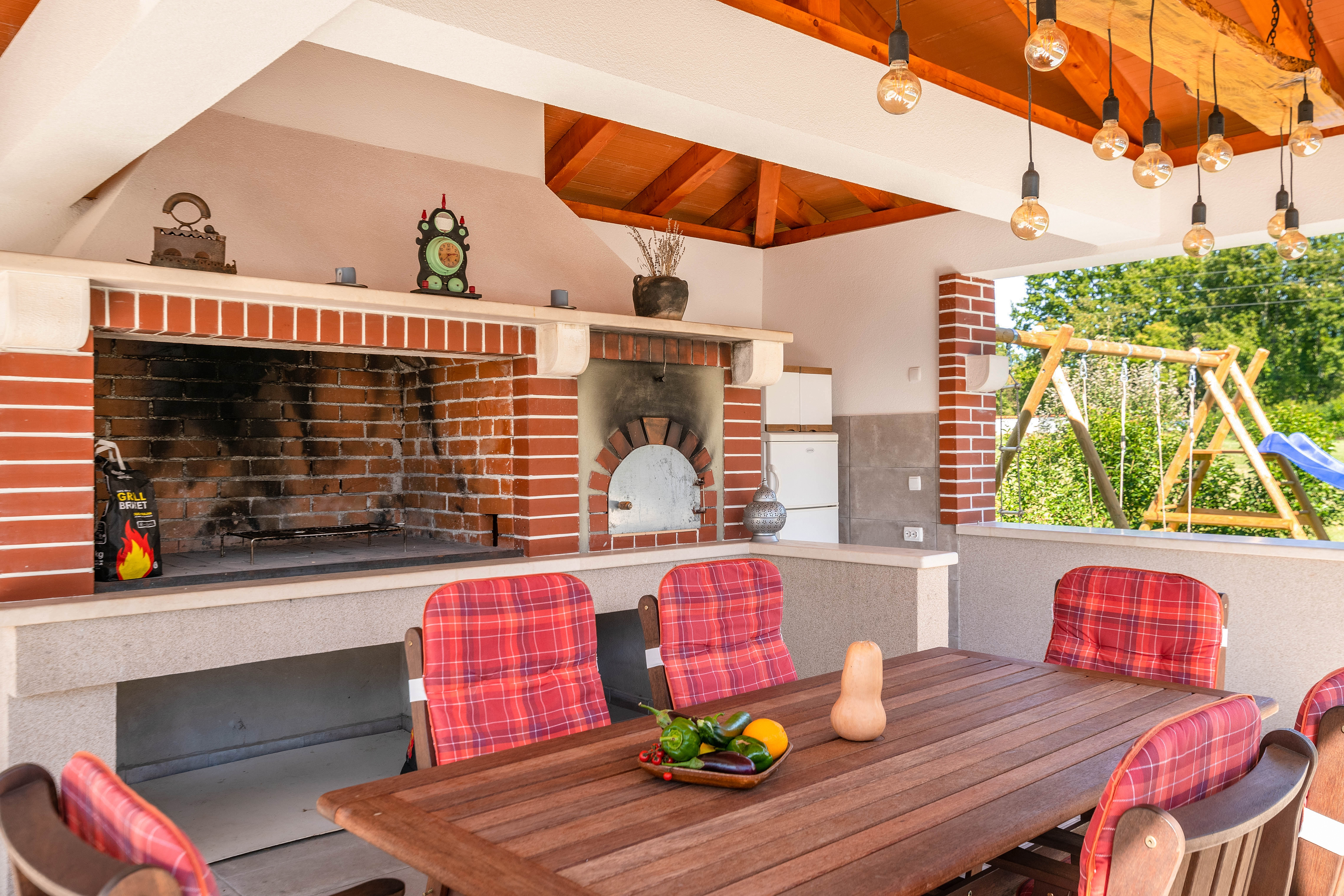 Ferienhaus mit Pool mit Whirlpool und Kinderspielplatz