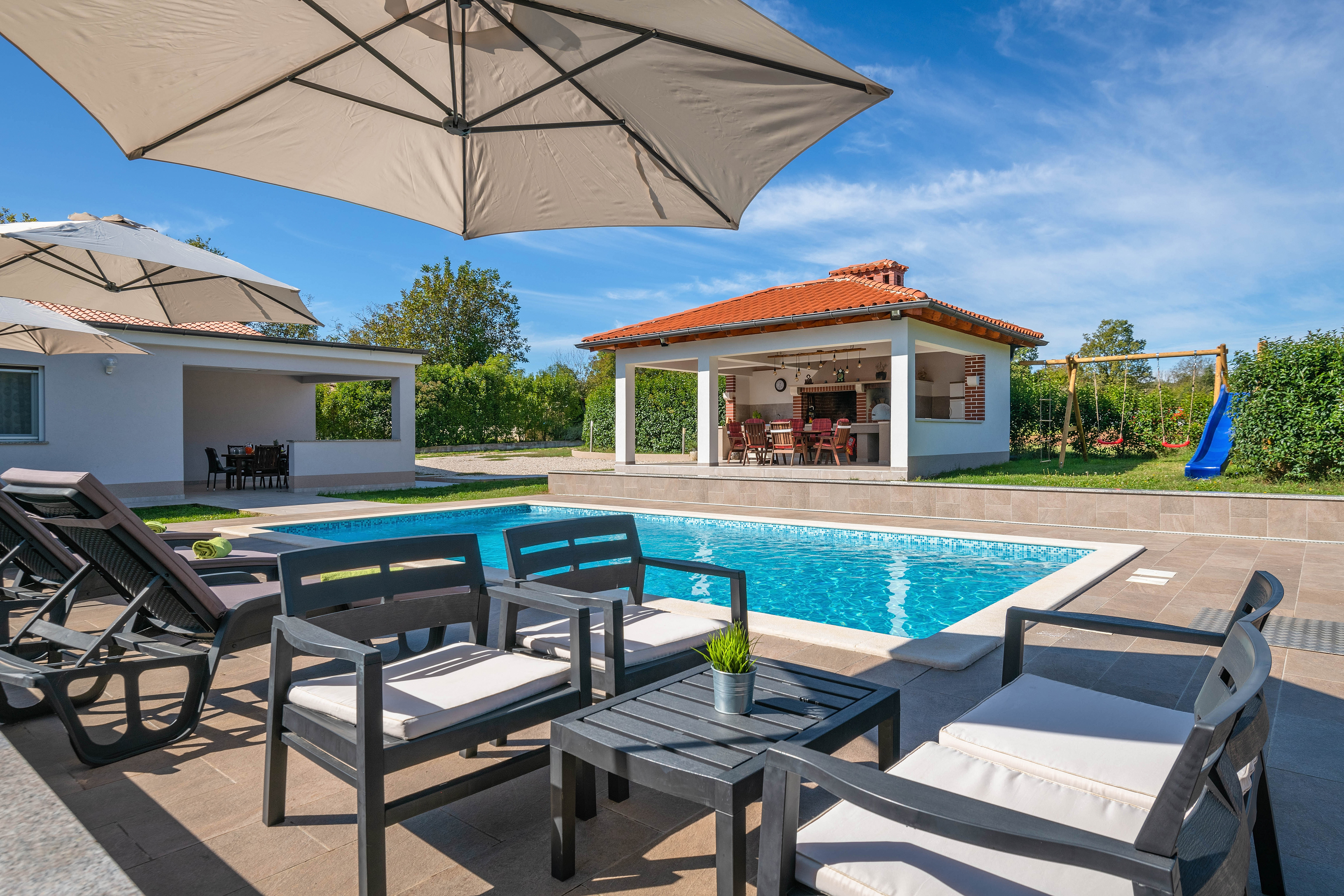 Ferienhaus mit Pool mit Whirlpool und Kinderspielplatz