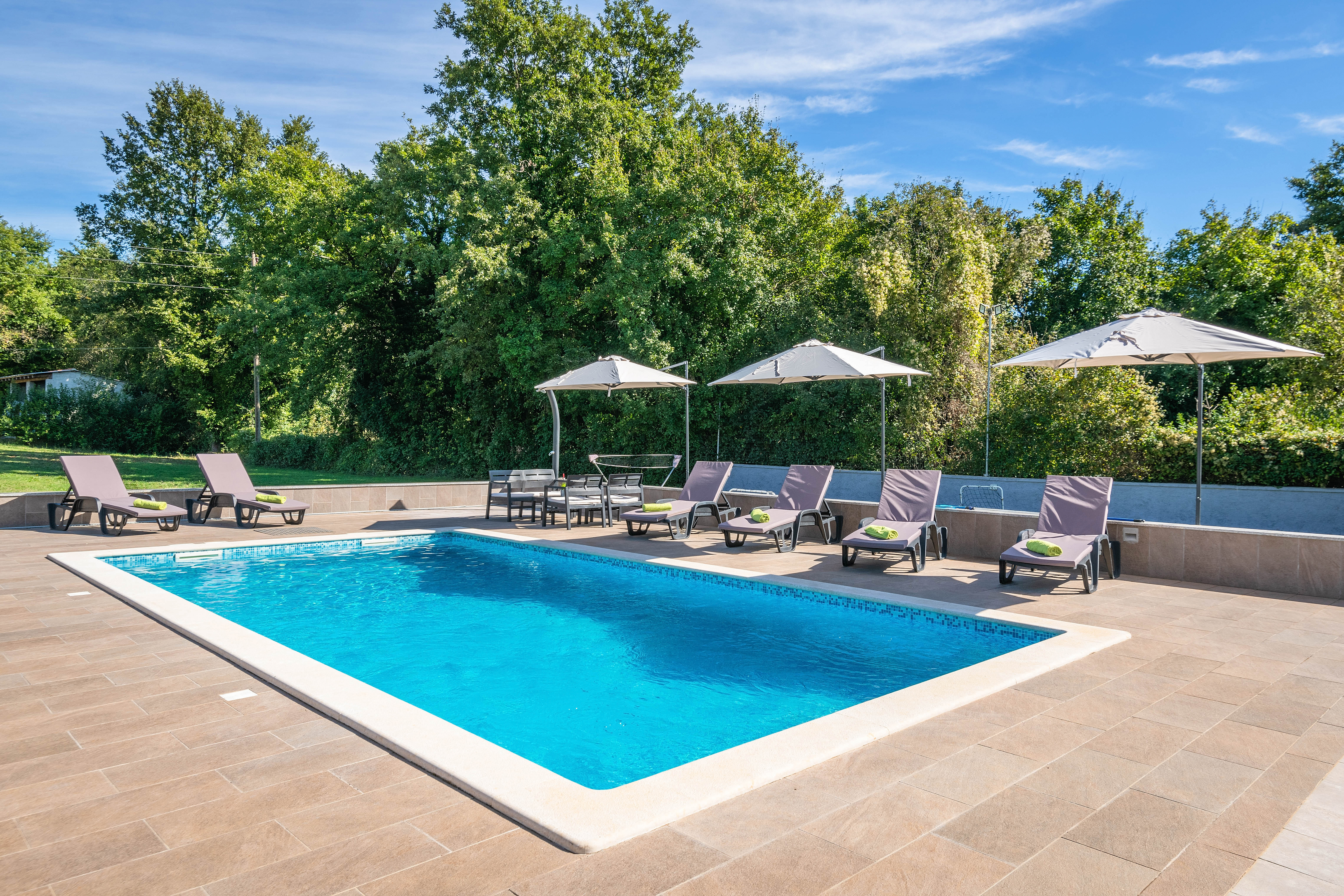 Ferienhaus mit Pool mit Whirlpool und Kinderspielplatz