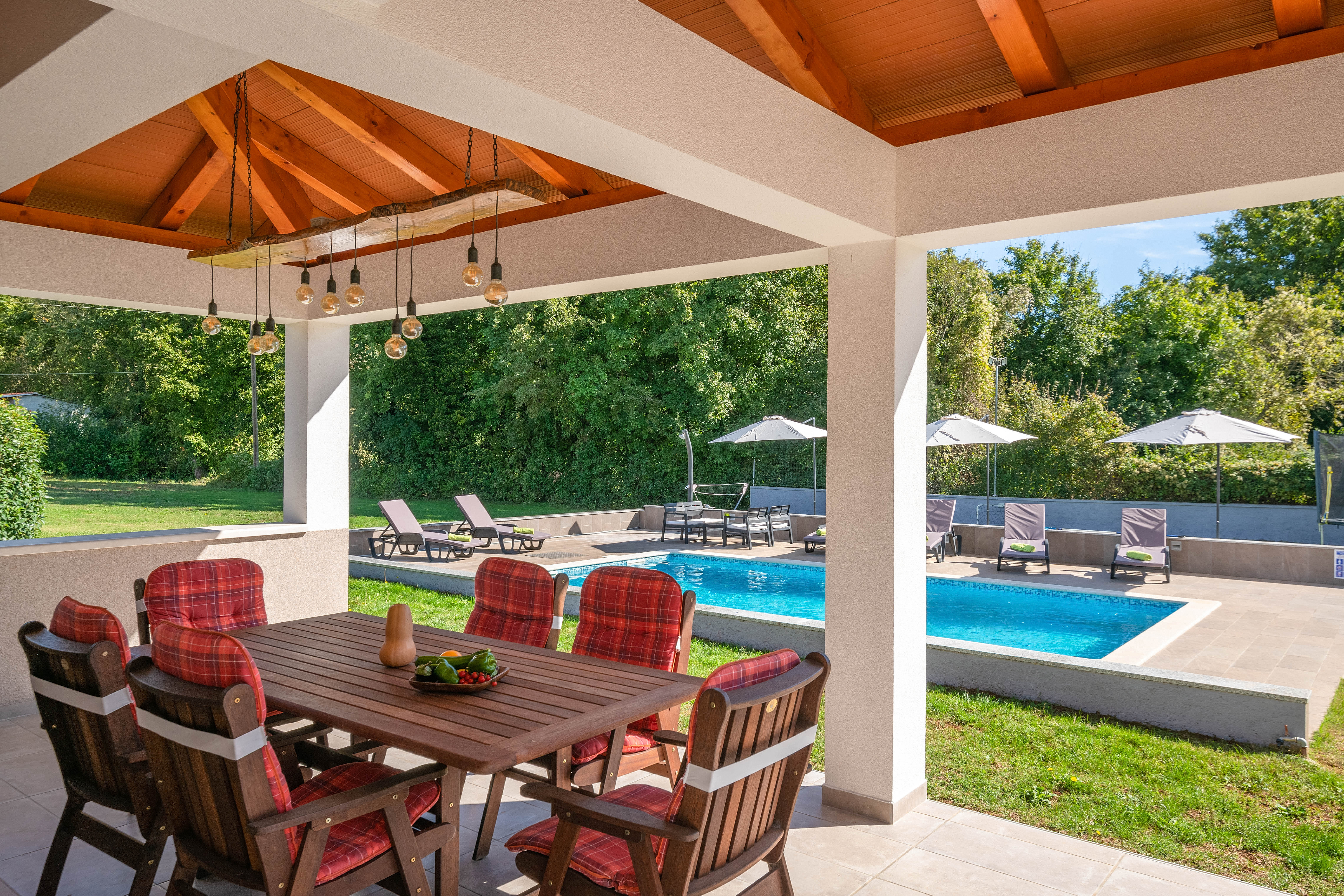 Ferienhaus mit Pool mit Whirlpool und Kinderspielplatz