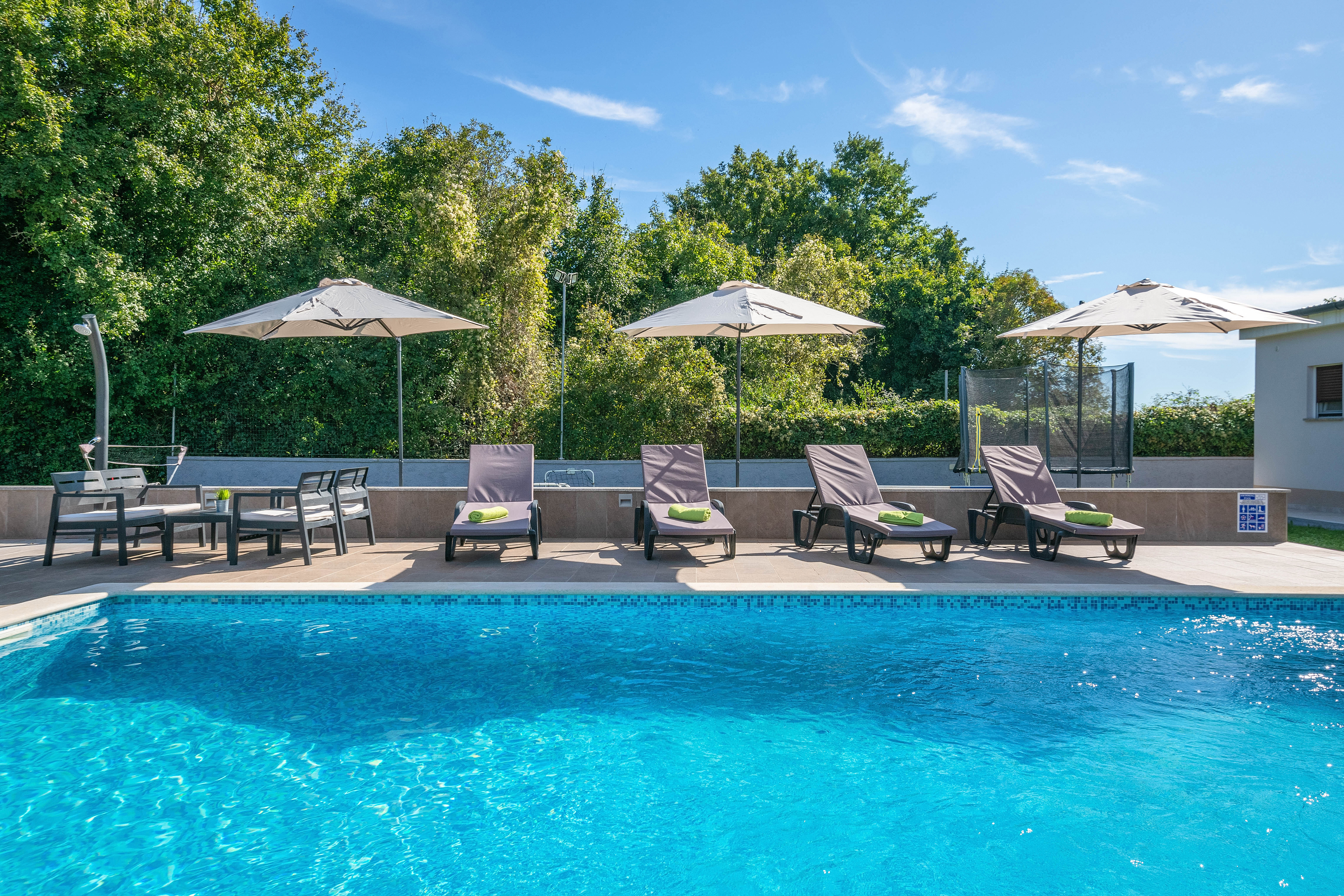 Ferienhaus mit Pool mit Whirlpool und Kinderspielplatz