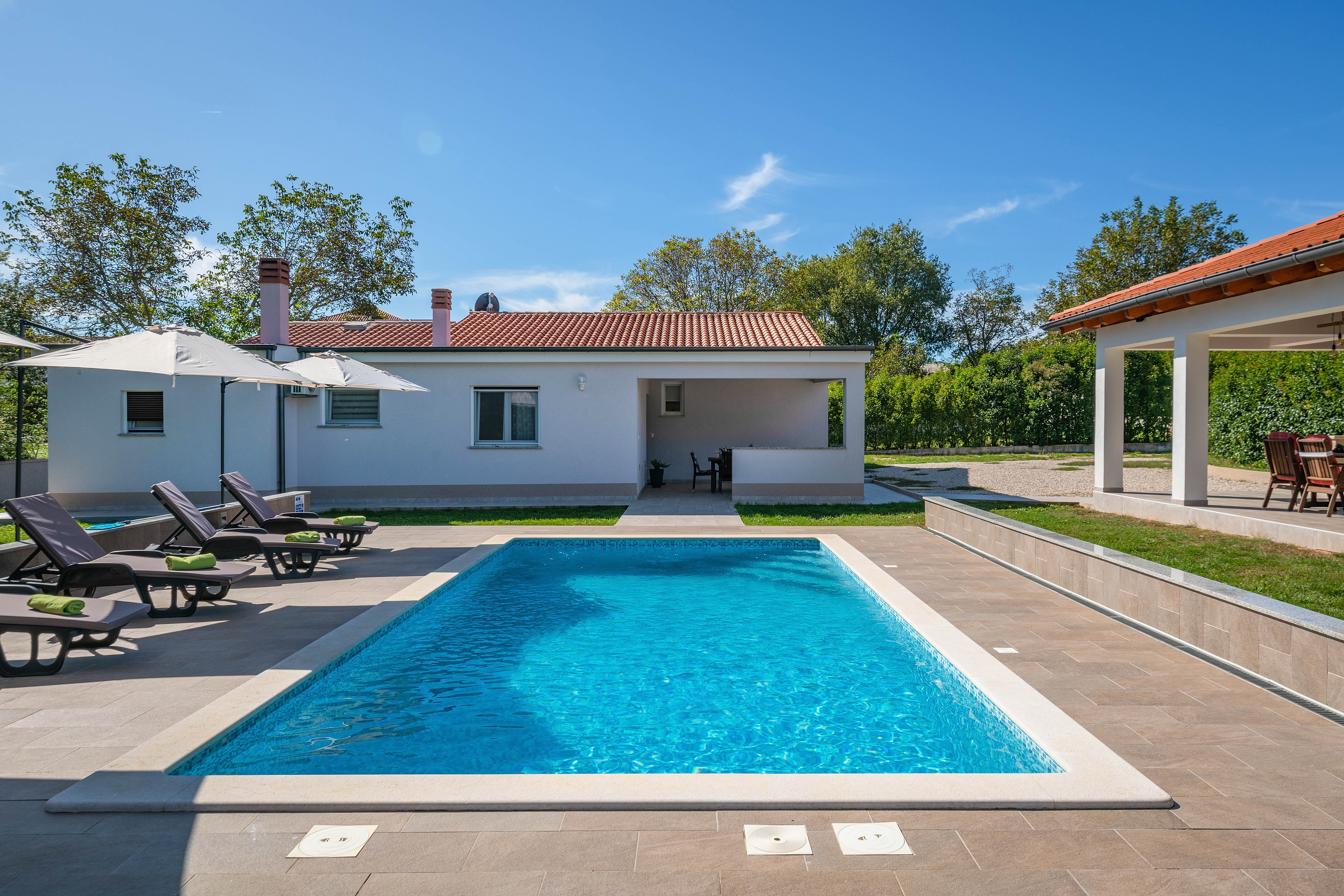Ferienhaus mit Pool mit Whirlpool und Kinderspielplatz