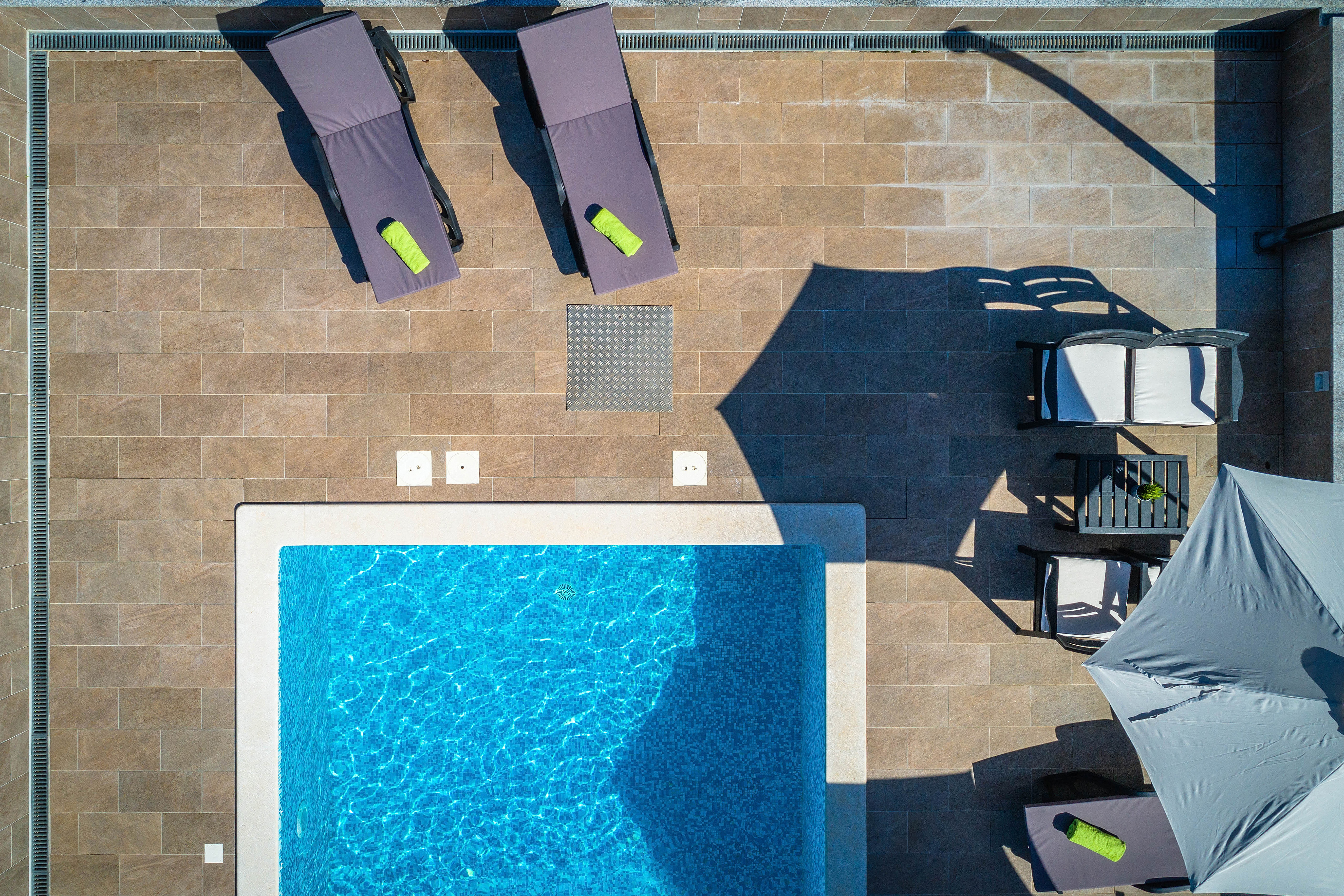 Ferienhaus mit Pool mit Whirlpool und Kinderspielplatz