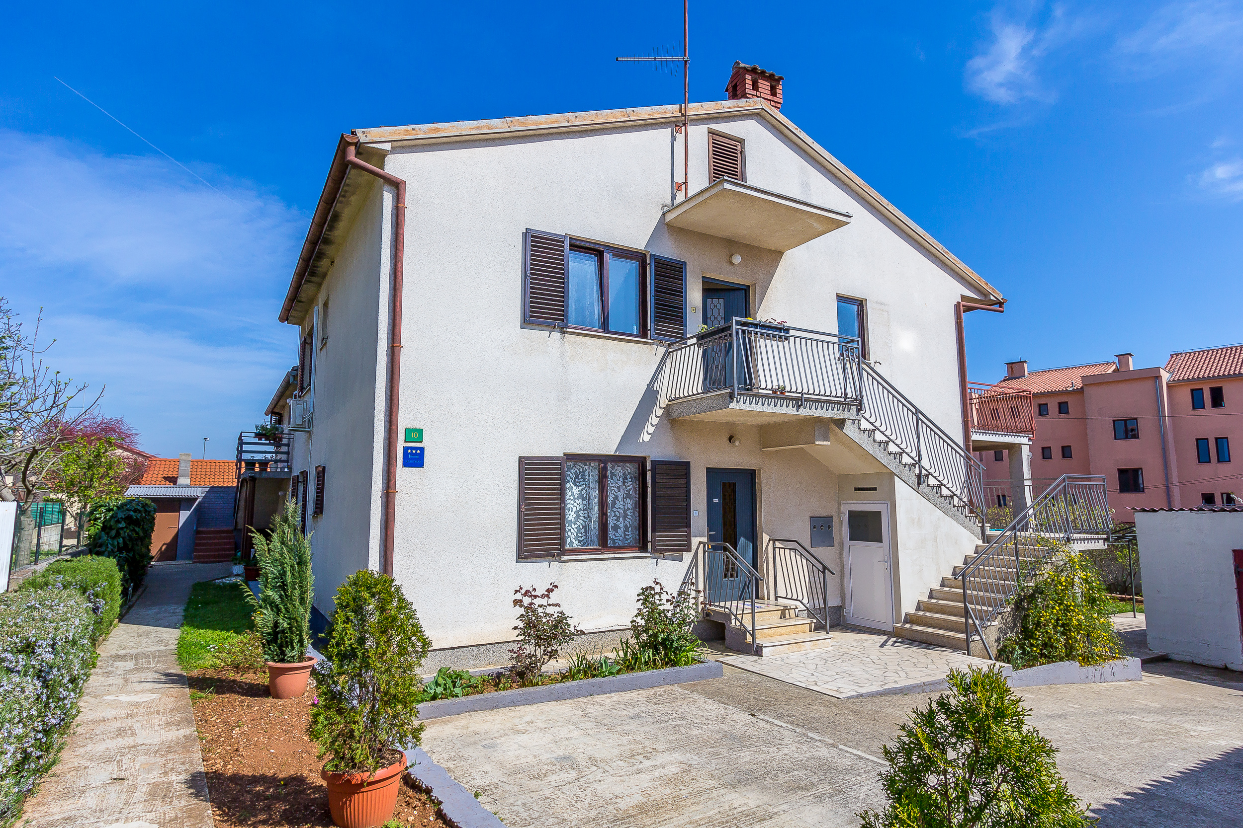 Private house with cozy apartments in residential area, Pula