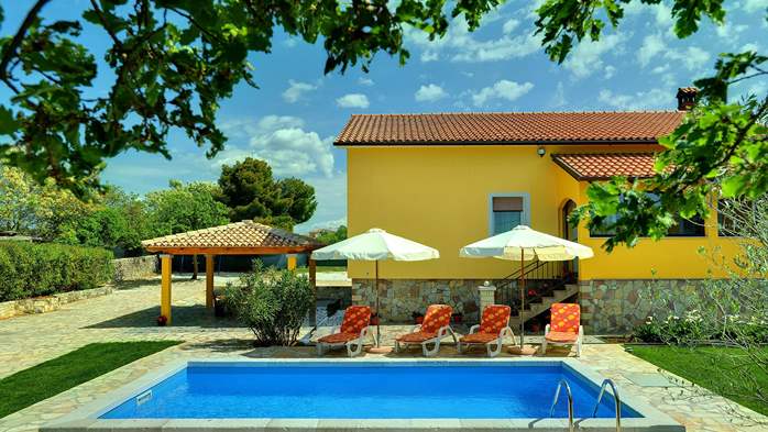 Villa con piscina privata, terrazza, barbecue, giardino recintato, 5