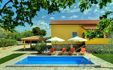 Villa mit Privatem Pool, Terrasse, Grill und Eingezäunter Garten